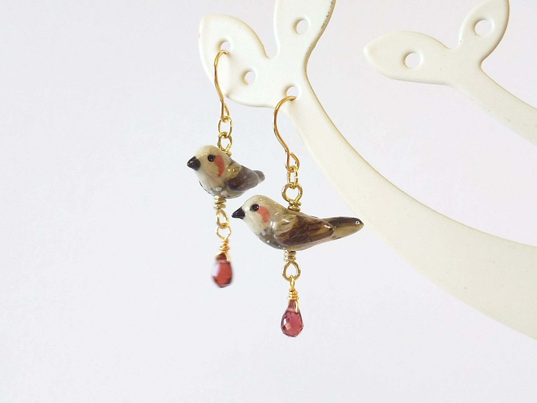 ヒヨドリと天然石のピアス ／14kgf