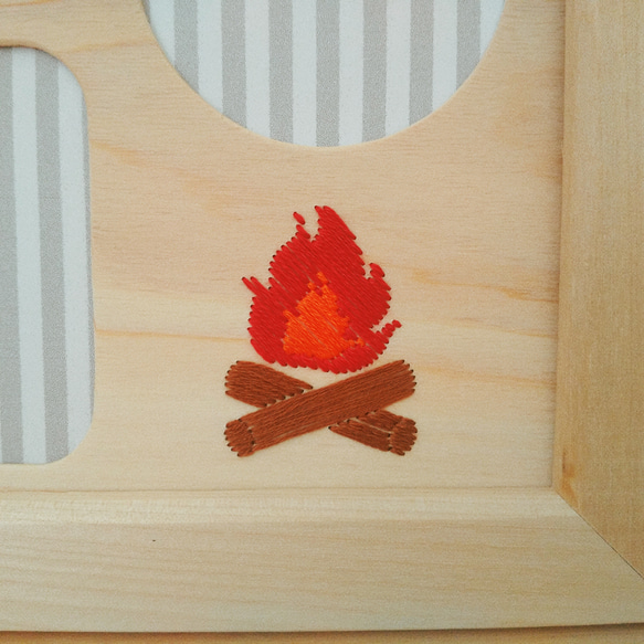 キャンプの木刺繍フォトフレーム　焚き火とティピー 2枚目の画像