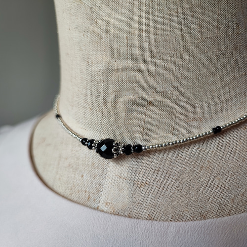 小さなブラックオニキスとシルバー色のチョーカーネックレス