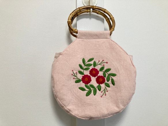 お花の刺繍のまんまるバッグ 1枚目の画像