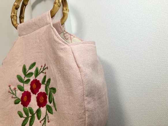 お花の刺繍のまんまるバッグ 2枚目の画像