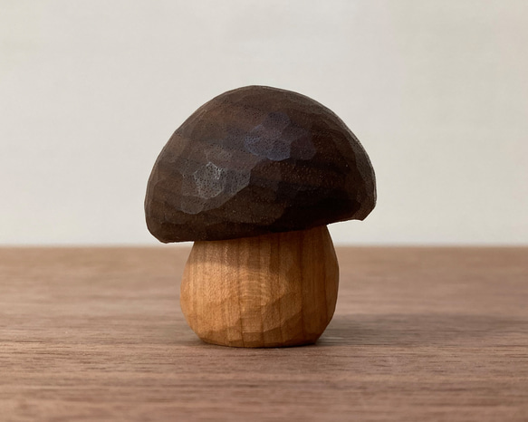 キノコの置物 木彫り 2体セット 台付き（素材：チェリー/ウォルナット/ホワイトアッシュ/水楢）（No.S2008） 9枚目の画像
