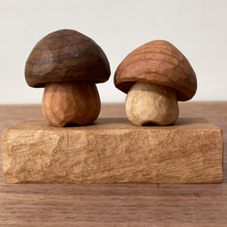 キノコの置物 木彫り 2体セット 台付き（素材：チェリー/ウォルナット/ホワイトアッシュ/水楢）（No.S2008） 3枚目の画像