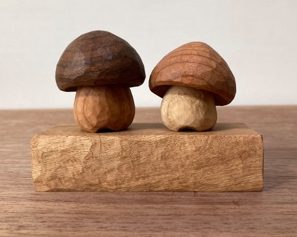 キノコの置物 木彫り 2体セット 台付き（素材：チェリー/ウォルナット/ホワイトアッシュ/水楢）（No.S2008） 3枚目の画像