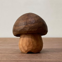 キノコの置物 木彫り 2体セット 台付き（素材：チェリー/ウォルナット/ホワイトアッシュ/水楢）（No.S2008） 6枚目の画像
