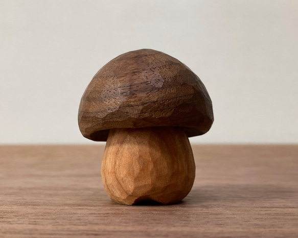 キノコの置物 木彫り 2体セット 台付き（素材：チェリー/ウォルナット/ホワイトアッシュ/水楢）（No.S2008） 6枚目の画像