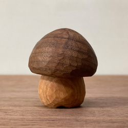 キノコの置物 木彫り 2体セット 台付き（素材：チェリー/ウォルナット/ホワイトアッシュ/水楢）（No.S2008） 8枚目の画像