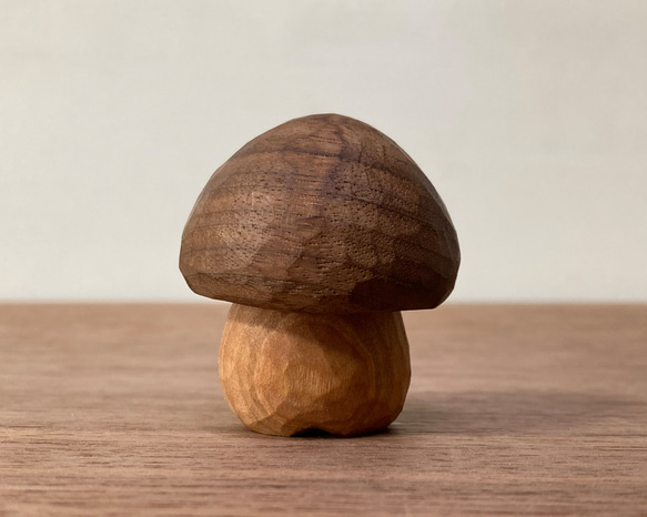 キノコの置物 木彫り 2体セット 台付き（素材：チェリー/ウォルナット/ホワイトアッシュ/水楢）（No.S2008） 8枚目の画像
