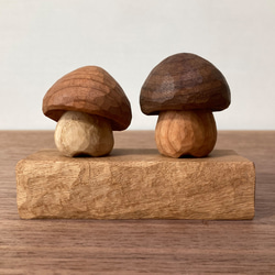 キノコの置物 木彫り 2体セット 台付き（素材：チェリー/ウォルナット/ホワイトアッシュ/水楢）（No.S2008） 1枚目の画像