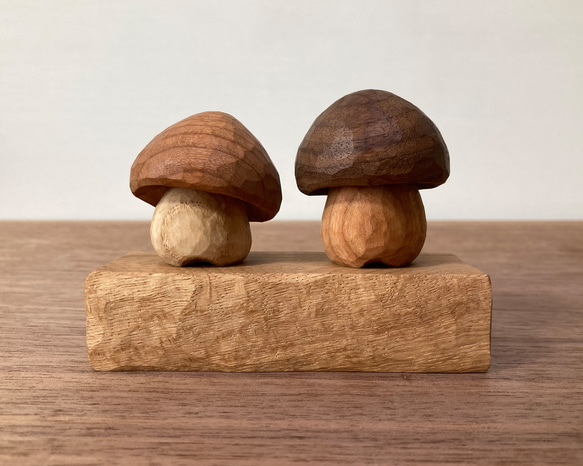 キノコの置物 木彫り 2体セット 台付き（素材：チェリー/ウォルナット/ホワイトアッシュ/水楢）（No.S2008） 1枚目の画像