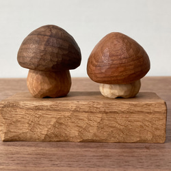 キノコの置物 木彫り 2体セット 台付き（素材：チェリー/ウォルナット/ホワイトアッシュ/水楢）（No.S2008） 2枚目の画像