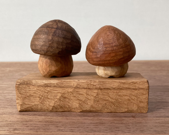 キノコの置物 木彫り 2体セット 台付き（素材：チェリー/ウォルナット/ホワイトアッシュ/水楢）（No.S2008） 2枚目の画像