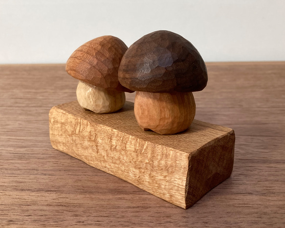 キノコの置物 木彫り 2体セット 台付き（素材：チェリー/ウォルナット/ホワイトアッシュ/水楢）（No.S2008） 4枚目の画像