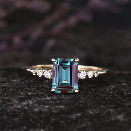 6月の誕生石アレキサンドライト婚約指輪ユニークなカラーチェンジ