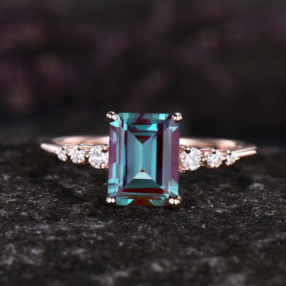 6月の誕生石アレキサンドライト婚約指輪ユニークなカラーチェンジ