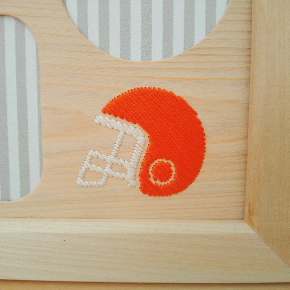 アメフトの木刺繍フォトフレーム　オレンジ色ヘルメット 2枚目の画像