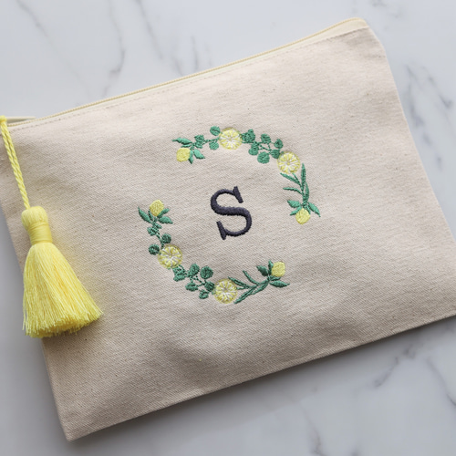 フルーツ刺繍フラットポーチ｜選べるタッセル｜イニシャル・ビタミン