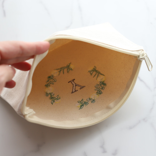 フルーツ刺繍 イニシャル フラットポーチ｜選べるタッセル｜誕生日