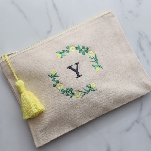レモン＆オレンジ刺繍のイニシャルポーチ フラットポーチ タッセルあり