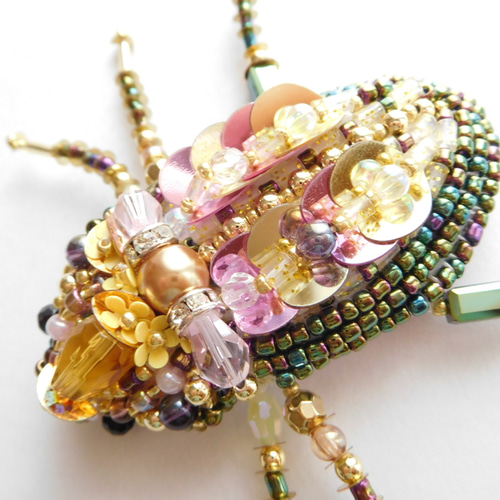 プラチナコガネ 金～pink～グリーン ブローチ LAKSHMI