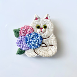お花を抱えた猫の刺繍ブローチ『花束を君に/アジサイ』※受注制作※ 紫陽花 2枚目の画像
