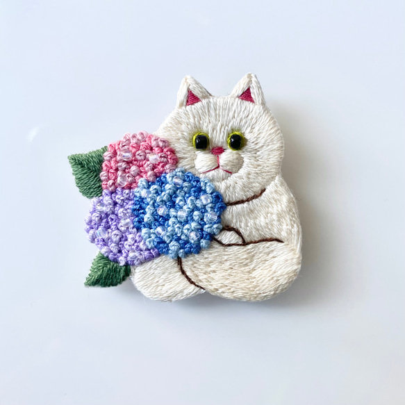 お花を抱えた猫の刺繍ブローチ『花束を君に/アジサイ』※受注制作※ 紫陽花 2枚目の画像