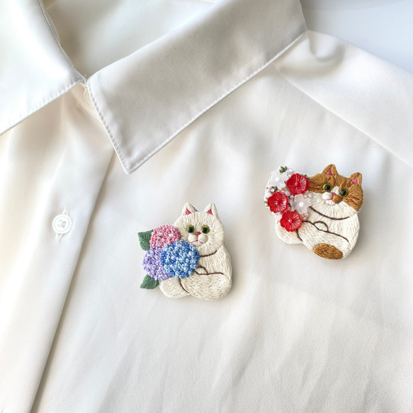 お花を抱えた猫の刺繍ブローチ『花束を君に/アジサイ』※受注制作※ 紫陽花 14枚目の画像