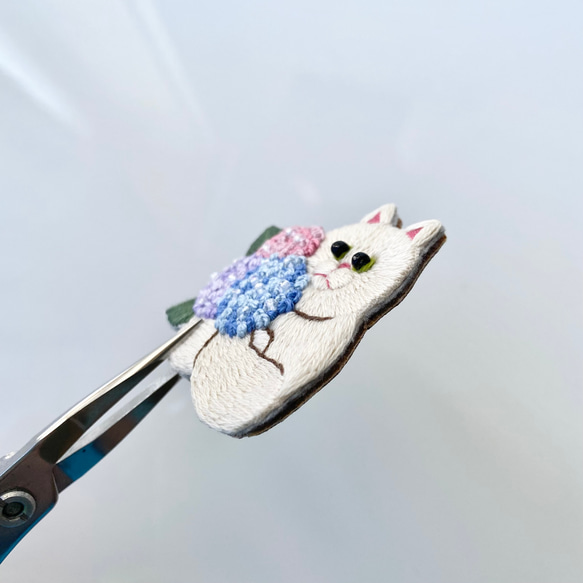お花を抱えた猫の刺繍ブローチ『花束を君に/アジサイ』※受注制作※ 紫陽花 6枚目の画像