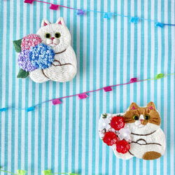 お花を抱えた猫の刺繍ブローチ『花束を君に/アジサイ』※受注制作※ 紫陽花 13枚目の画像