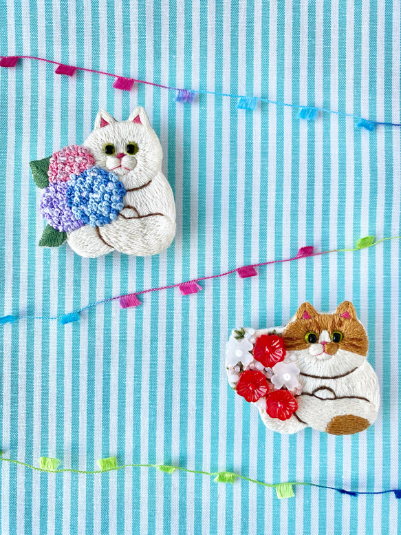 お花を抱えた猫の刺繍ブローチ『花束を君に/アジサイ』※受注制作※ 紫陽花 13枚目の画像