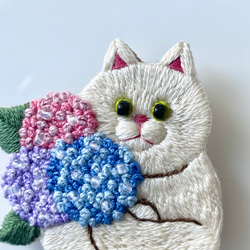 お花を抱えた猫の刺繍ブローチ『花束を君に/アジサイ』※受注制作※ 紫陽花 5枚目の画像