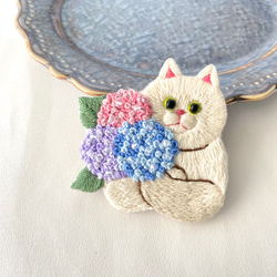 お花を抱えた猫の刺繍ブローチ『花束を君に/アジサイ』※受注制作※ 紫陽花 1枚目の画像