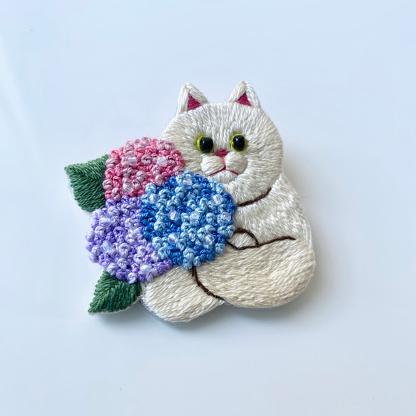 お花を抱えた猫の刺繍ブローチ『花束を君に/アジサイ』※受注制作※ 紫陽花 4枚目の画像