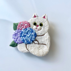 お花を抱えた猫の刺繍ブローチ『花束を君に/アジサイ』※受注制作※ 紫陽花 3枚目の画像