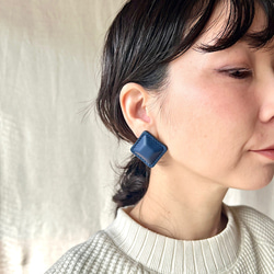 Calf Airas~square~【レザーピアス/イヤリング】〝Navy〟 3枚目の画像