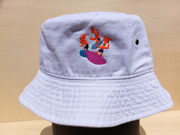 サーフィン ホワイト 刺繍 バケットハット 帽子 乗り物 夏 海 オリジナル ユニセックス ワンポイント 3枚目の画像