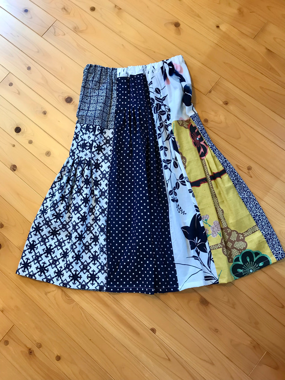 284 着物リメイク　ギャザーたっぷりスカート 着物リメイク】タック＆ギャザースカート/黒地に白赤青抽象柄