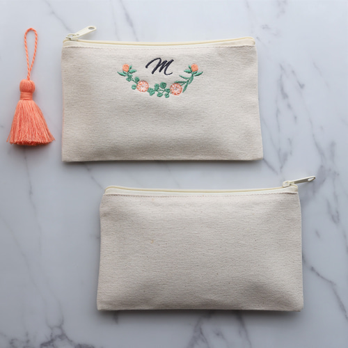 mia♡    ウエイト枠  刺繍イニシャルポーチ♡ ポーチ】【イニシャル】A～Zまで オーダー 刺繍 化粧ポーチ