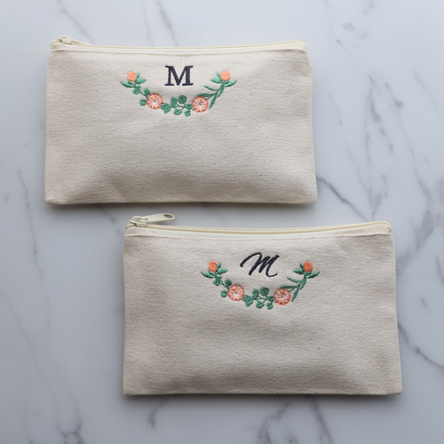 ちゃむ♡ ウエイト枠 刺繍イニシャルポーチ♡ ︎ ami09様 専用♡ ウエイト枠 刺繍イニシャルポーチ♡