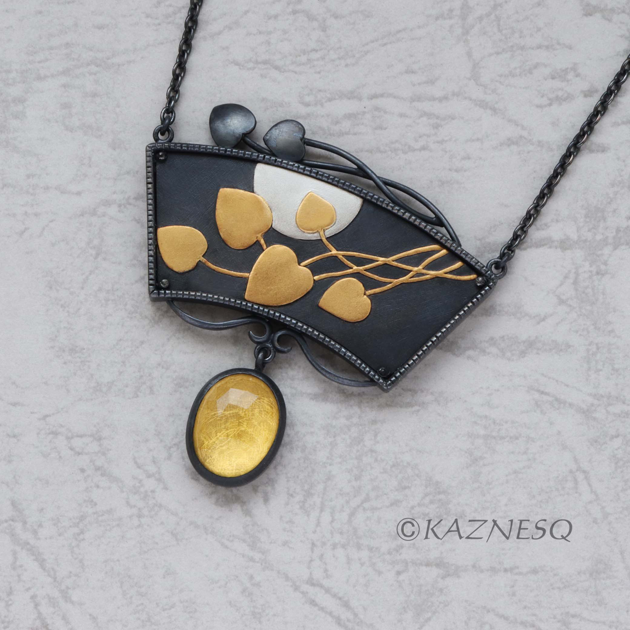 月に流れる蔦。シトリンをあしらった黒いシルバーのペンダント