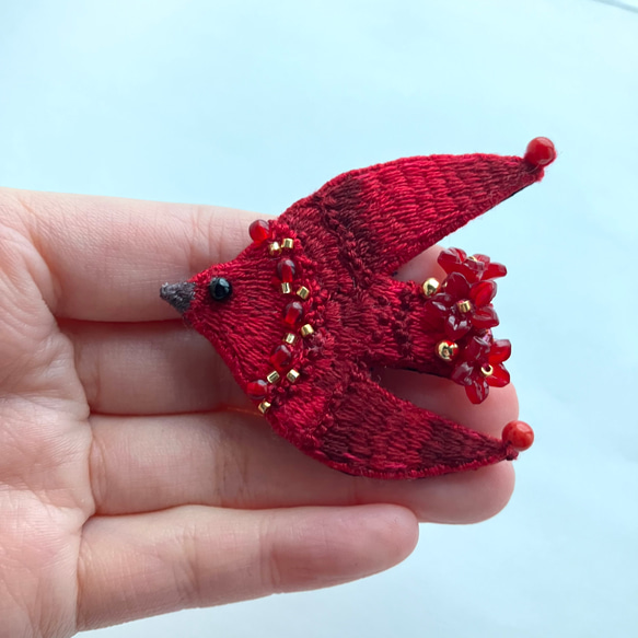 真紅のいろを纏う鳥の刺繍ブローチ "Red flower bird brooch" 2枚目の画像