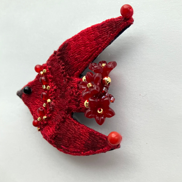 真紅のいろを纏う鳥の刺繍ブローチ "Red flower bird brooch" 8枚目の画像