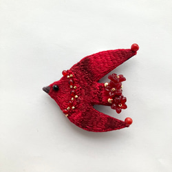 真紅のいろを纏う鳥の刺繍ブローチ "Red flower bird brooch" 7枚目の画像