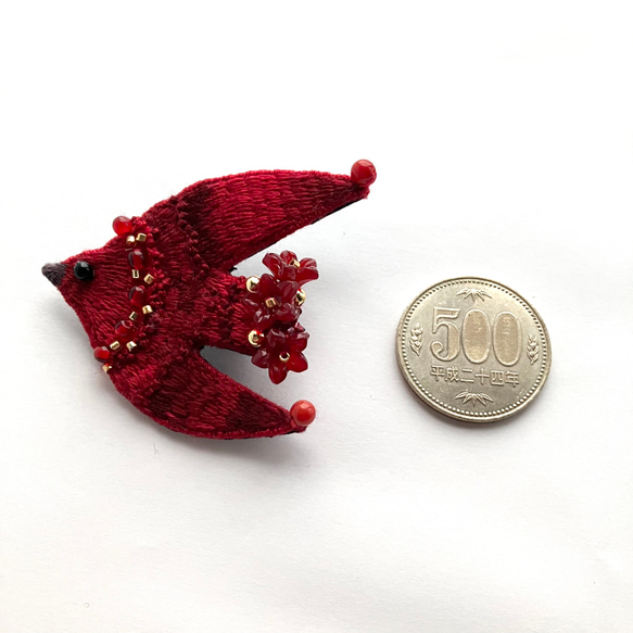真紅のいろを纏う鳥の刺繍ブローチ "Red flower bird brooch" 3枚目の画像