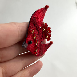 真紅のいろを纏う鳥の刺繍ブローチ "Red flower bird brooch" 9枚目の画像