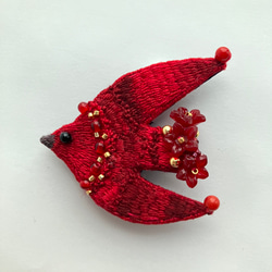 真紅のいろを纏う鳥の刺繍ブローチ "Red flower bird brooch" 1枚目の画像