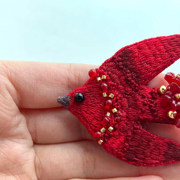 真紅のいろを纏う鳥の刺繍ブローチ "Red flower bird brooch" 6枚目の画像