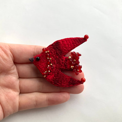 真紅のいろを纏う鳥の刺繍ブローチ "Red flower bird brooch" 11枚目の画像