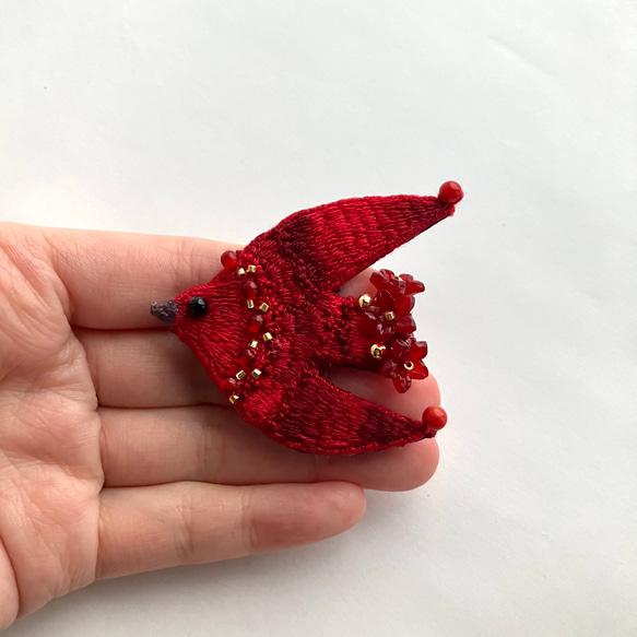 真紅のいろを纏う鳥の刺繍ブローチ "Red flower bird brooch" 11枚目の画像