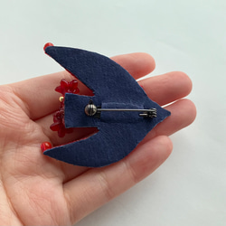 真紅のいろを纏う鳥の刺繍ブローチ "Red flower bird brooch" 4枚目の画像